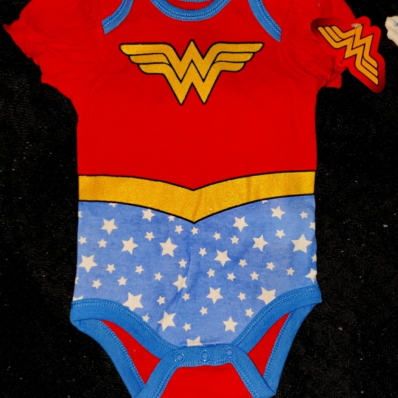 Wonder Woman - Picture 2 of 3